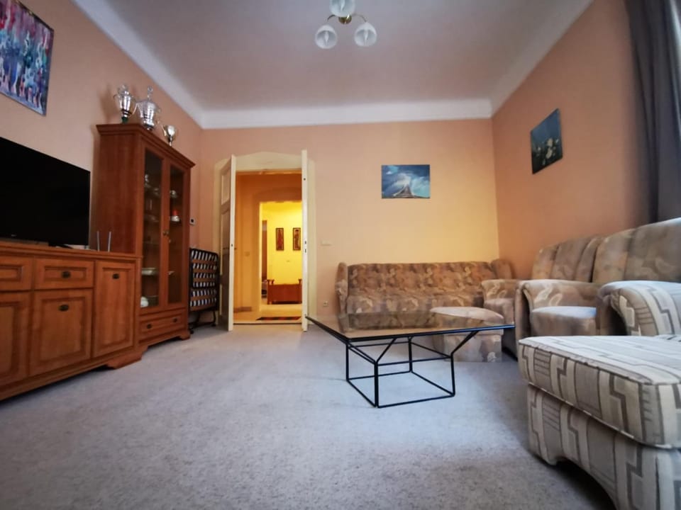 Communal lounge/ TV room, TV and multimedia, Living room, Seating area, Evening entertainment