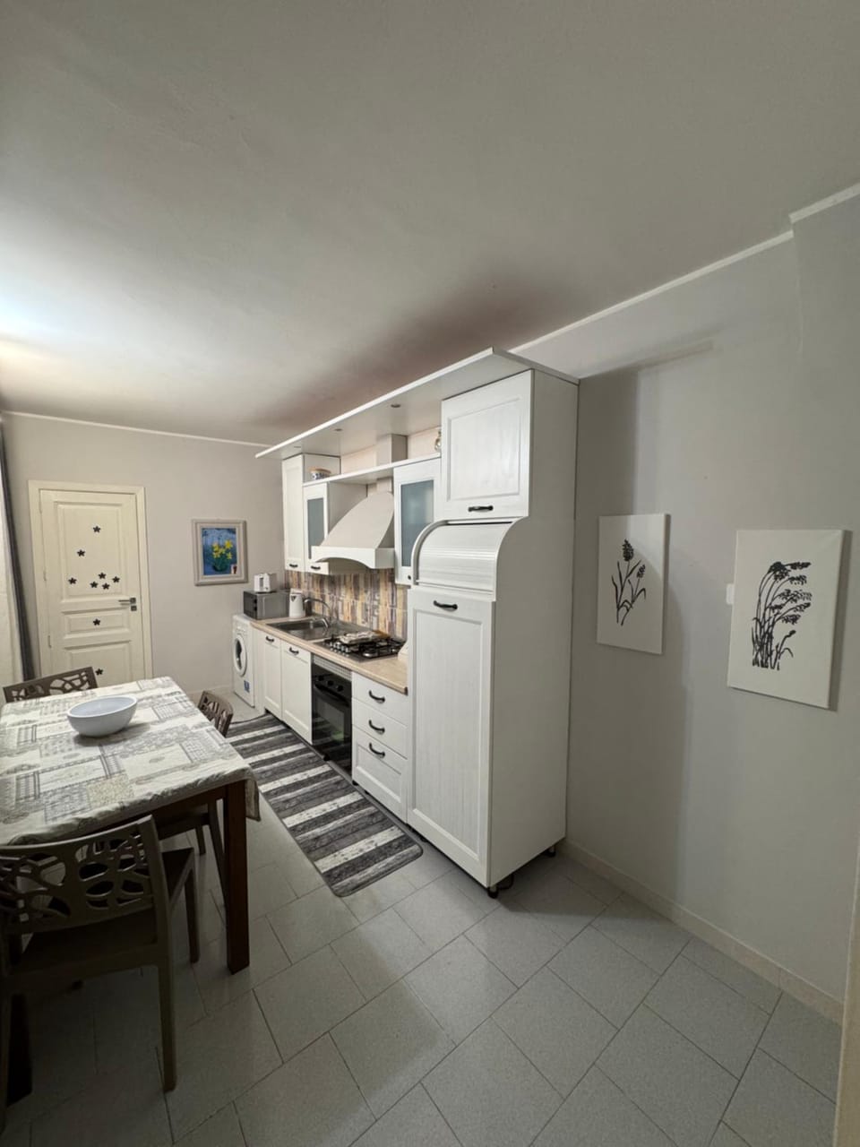 Dining area, oven, stove, toaster