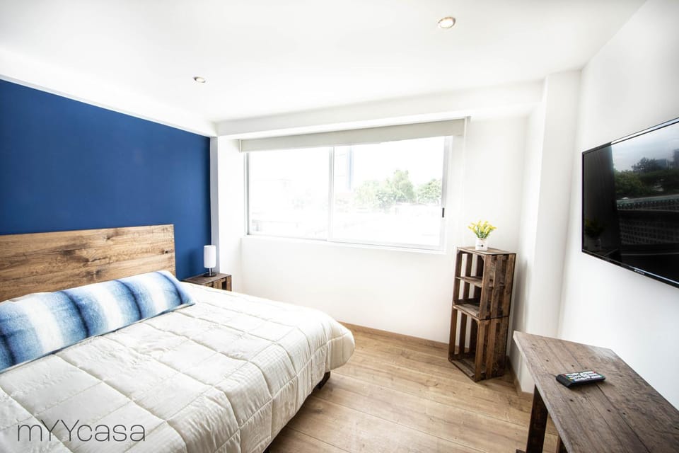 Bed, TV and multimedia, Bedroom