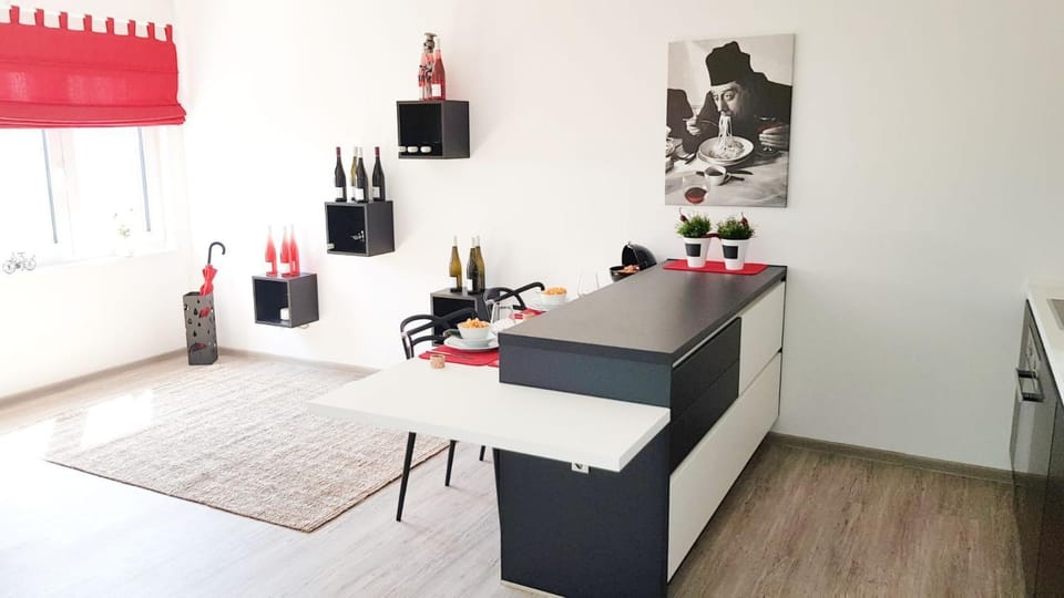 Kitchen or kitchenette, Dining area, Alcoholic drinks