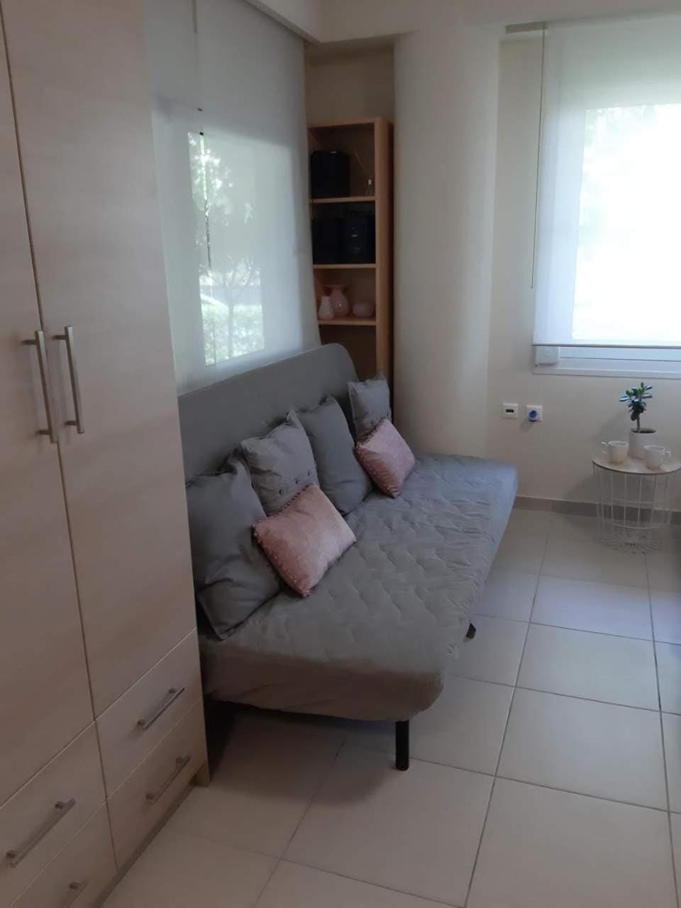 Photo of the whole room, Seating area