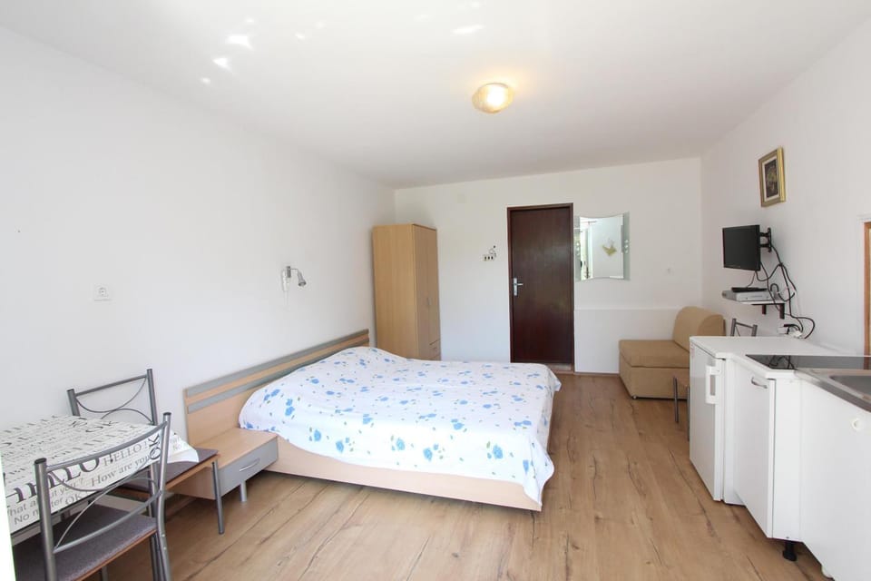 Kitchen or kitchenette, Living room, Dining area