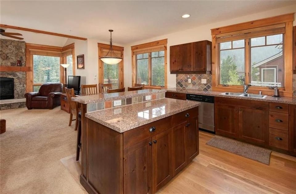 Private 3 Bedroom Townhome Located In East Keystone With Access To A Firepit, Hot Tub, And Billiards House in Keystone