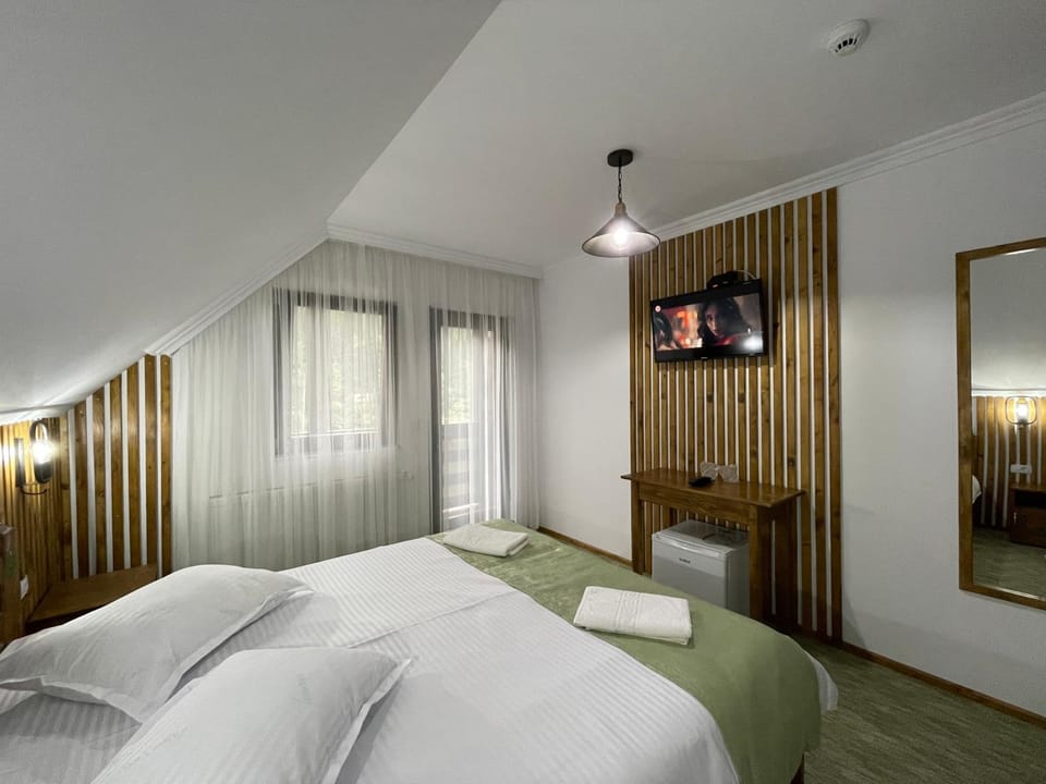 Bed, TV and multimedia, Photo of the whole room, Bedroom, towels
