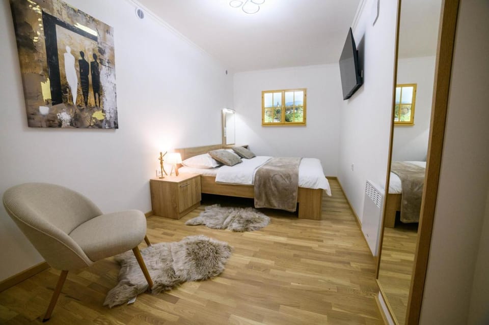Bed, TV and multimedia, Bedroom