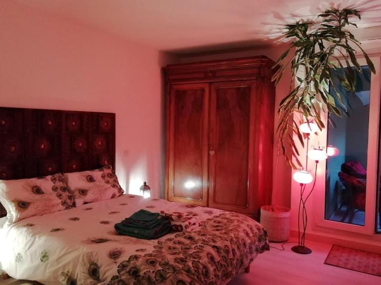 Photo of the whole room, Bedroom