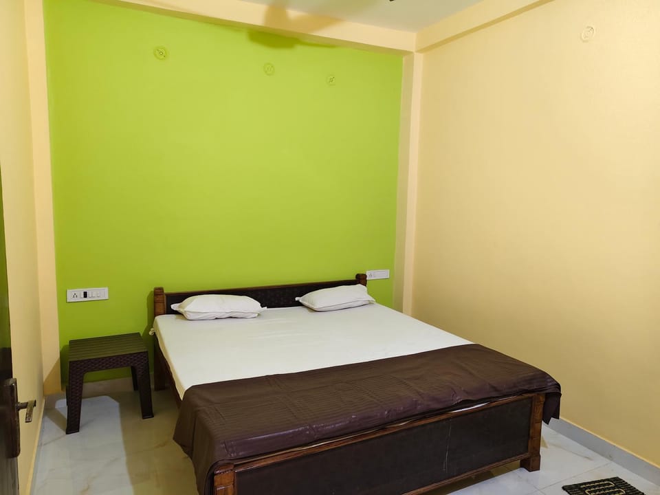 Photo of the whole room, Bedroom, air conditioner