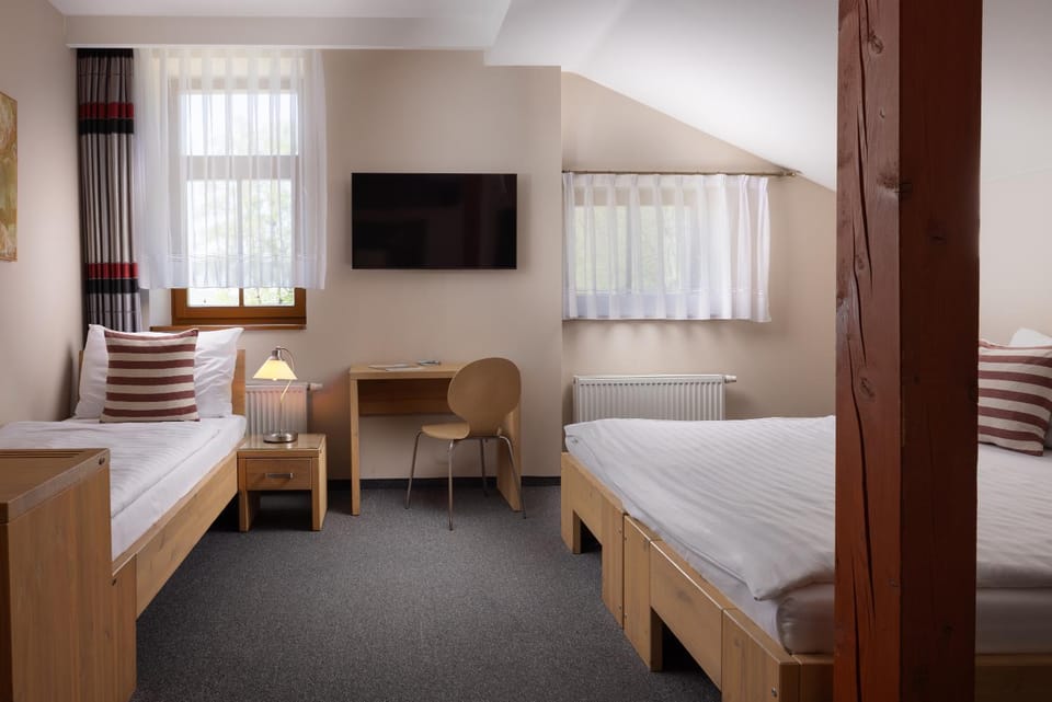 Bed, TV and multimedia, Photo of the whole room, Bedroom