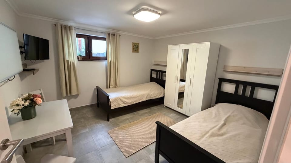 Bed, TV and multimedia, Photo of the whole room, Seating area, Evening entertainment, Bedroom