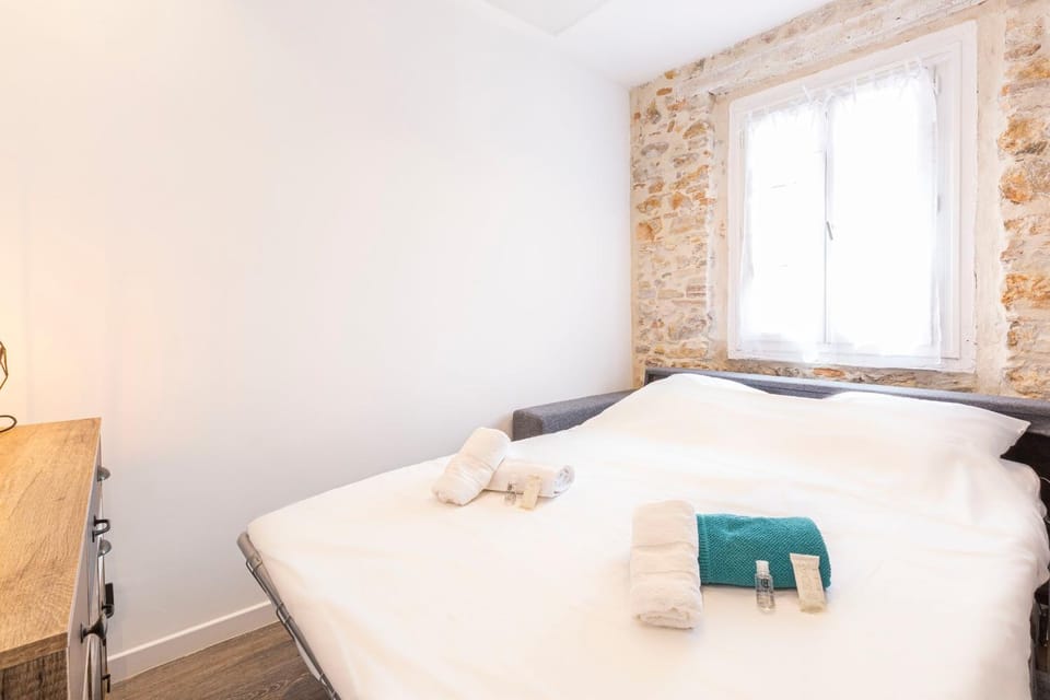 Bed, Photo of the whole room, Bedroom, towels