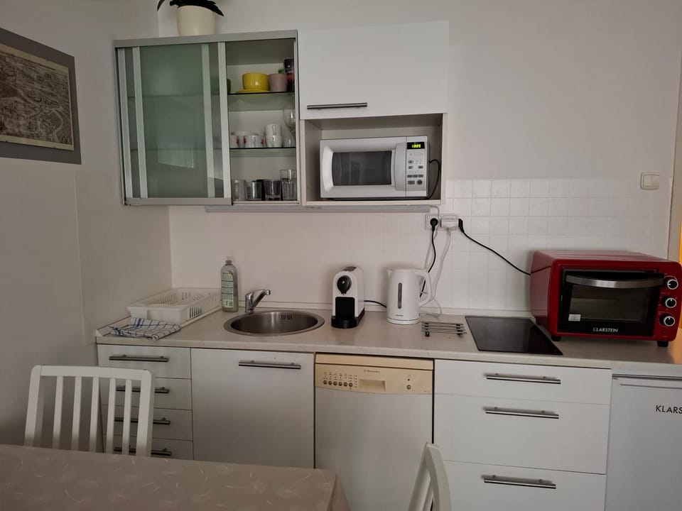 Coffee/tea facilities, Kitchen or kitchenette, dishwasher, microwave, oven, stove