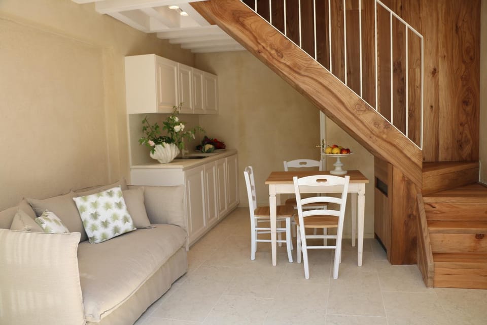 Kitchen or kitchenette, Seating area