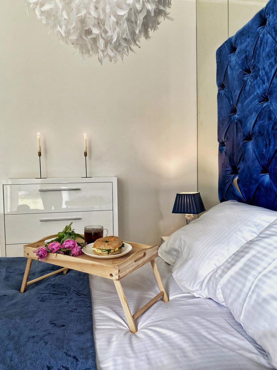 Bed, Photo of the whole room, Seating area, Bedroom