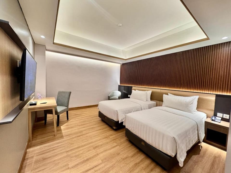 Bed, TV and multimedia, Photo of the whole room, Bedroom