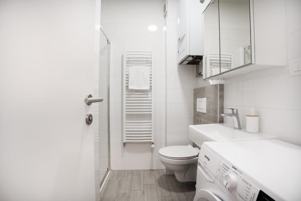 Shower, Toilet, Bathroom, towels, washing machine