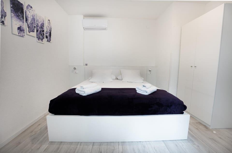 Bed, Photo of the whole room, Bedroom, towels, wardrobe, air conditioner