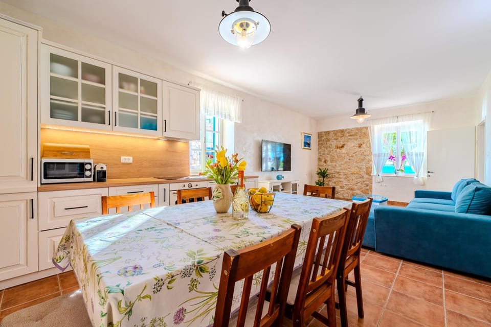 Dining area, kitchen