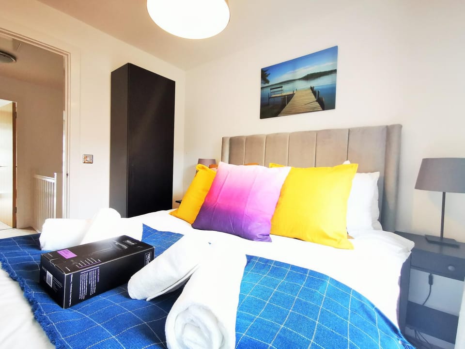 Bed, Living room, Photo of the whole room, Seating area, Bedroom