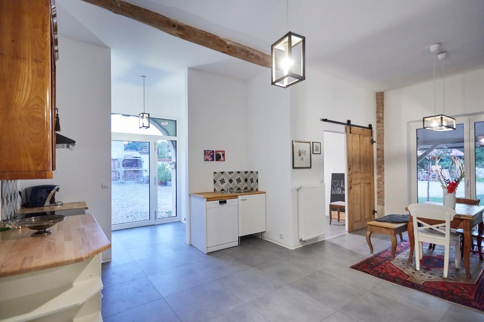 Kitchen or kitchenette, Seating area