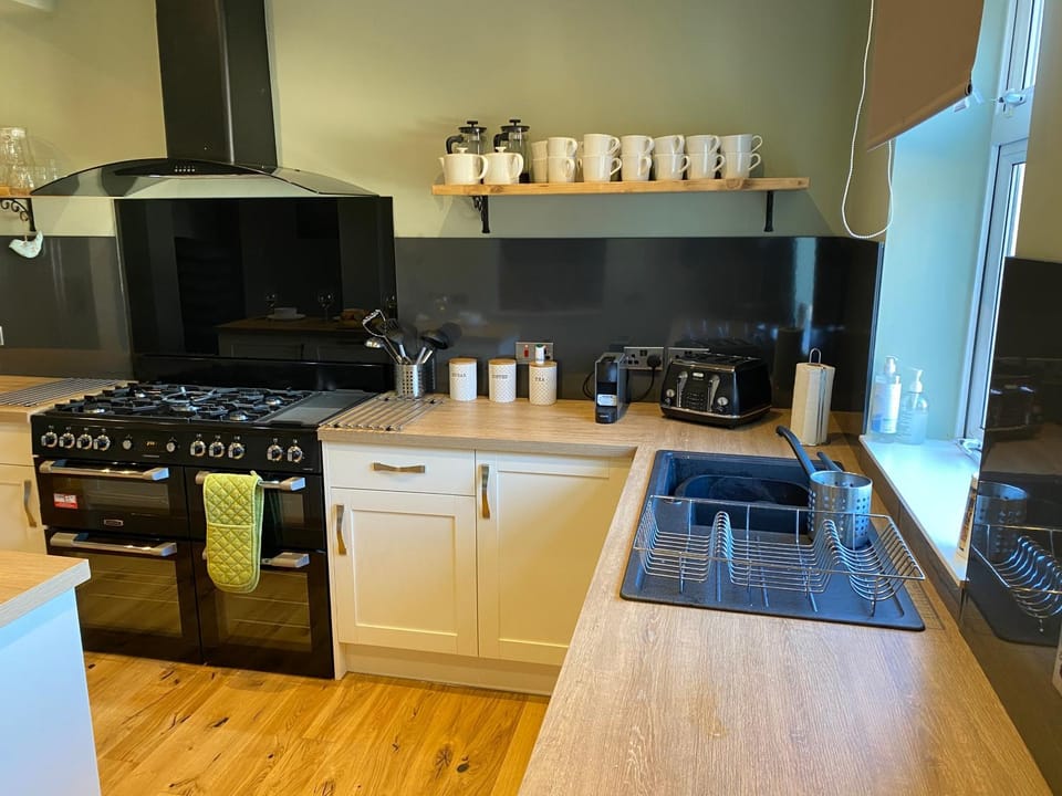 Regent Retreat, Llangollen - 8 bedrooms, 7 bathrooms, games rooms, Sky TV, parking House in Llangollen