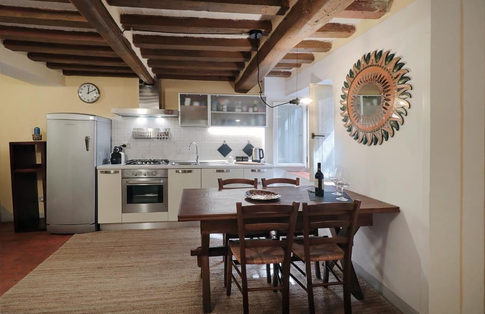 Kitchen or kitchenette, Dining area, Drinks, Alcoholic drinks