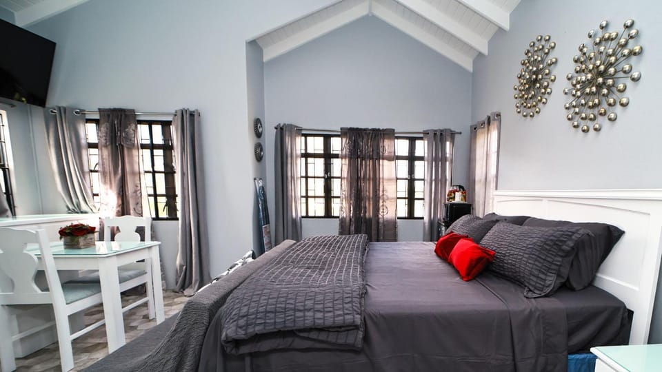 Bed, Photo of the whole room, Seating area, Bedroom