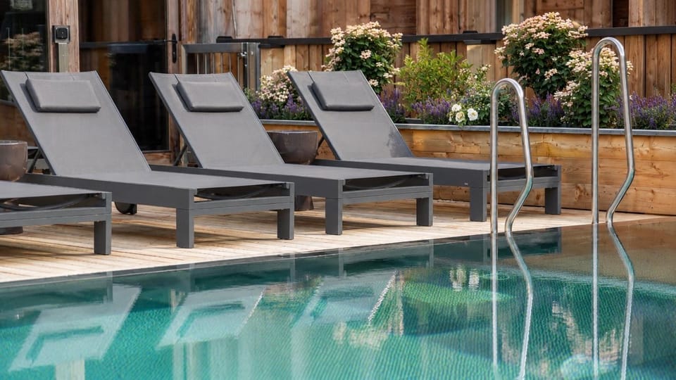 Swimming pool, sunbed