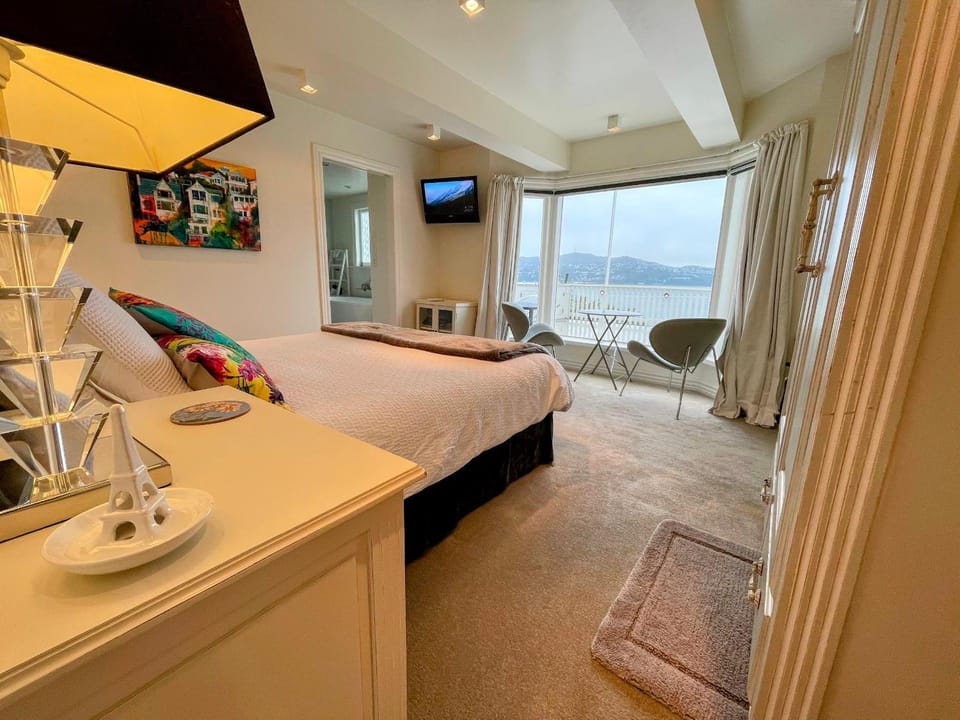 Bed, Day, TV and multimedia, View (from property/room), Balcony/Terrace, Photo of the whole room, Seating area, Bedroom, Sea view