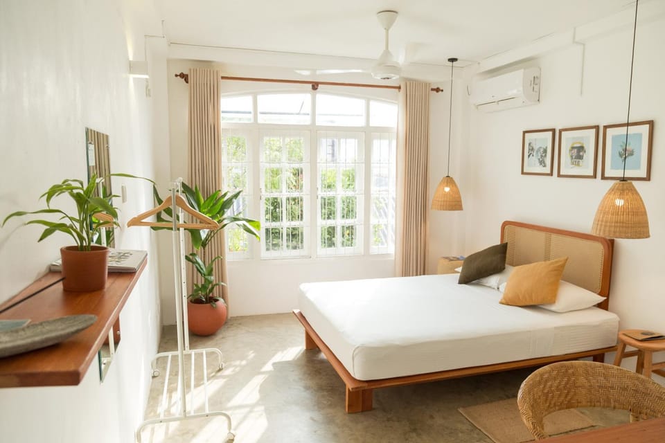 Photo of the whole room, Decorative detail, Garden view