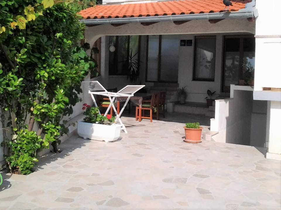 Patio, Facade/entrance