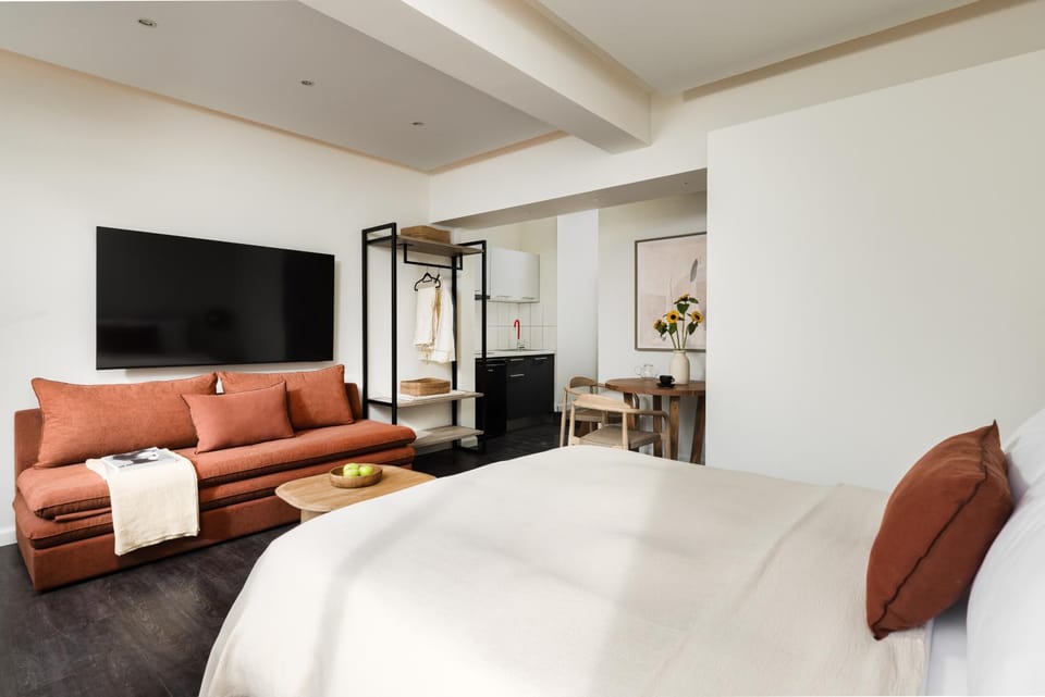 Bed, TV and multimedia, Photo of the whole room, Seating area, Dining area, wardrobe, kitchen, kitchen