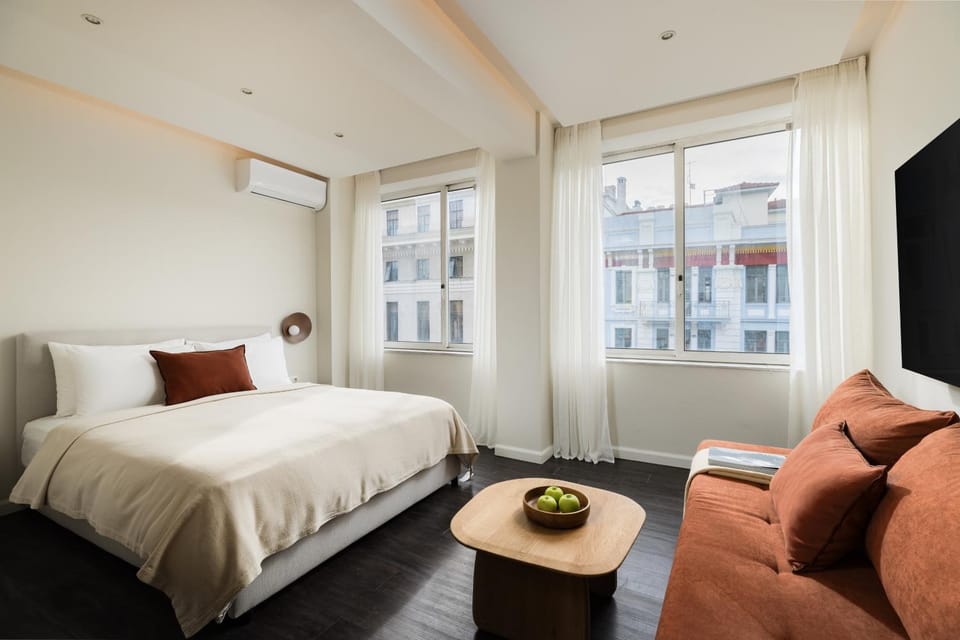 Bed, TV and multimedia, View (from property/room), View (from property/room), Decorative detail, Decorative detail, Seating area, City view, City view, Location, air conditioner, air conditioner