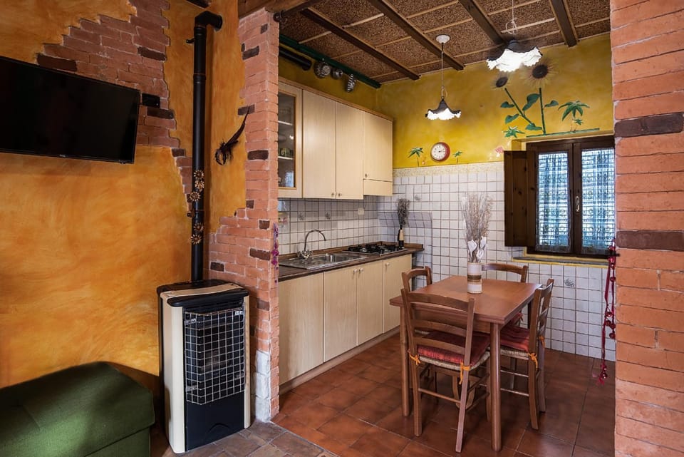 TV and multimedia, Kitchen or kitchenette, Dining area, fireplace, stove