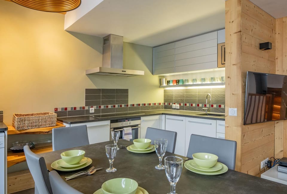 Kitchen or kitchenette, Dining area