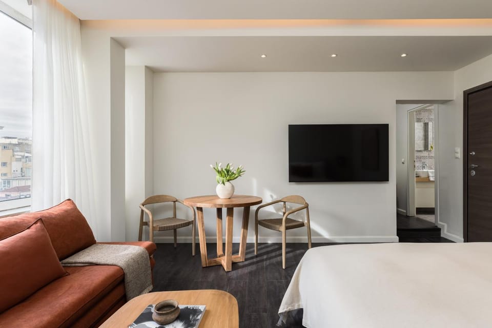 Bed, TV and multimedia, Photo of the whole room, Decorative detail, Decorative detail, Seating area, Dining area