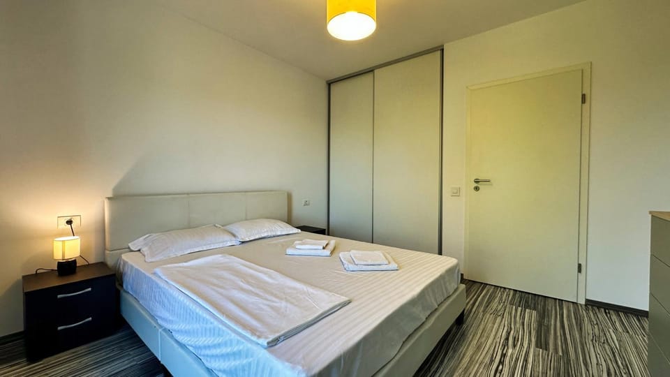 Bedroom, towels
