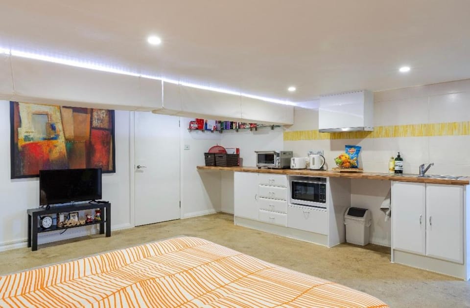 Coffee/tea facilities, Kitchen or kitchenette, Photo of the whole room