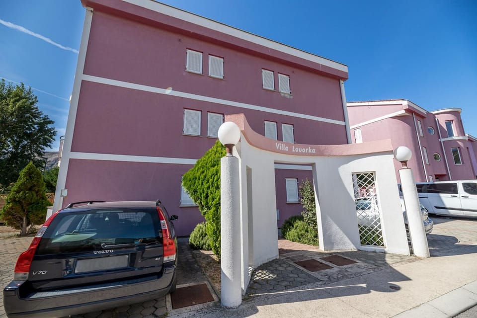 Property building, Facade/entrance