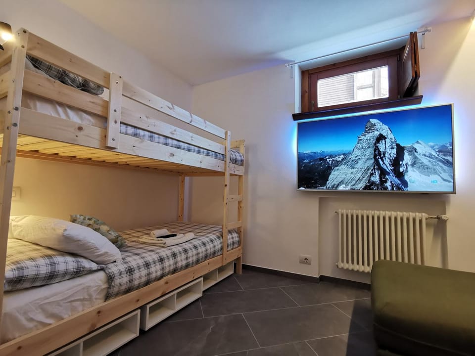 Bed, TV and multimedia, Bedroom