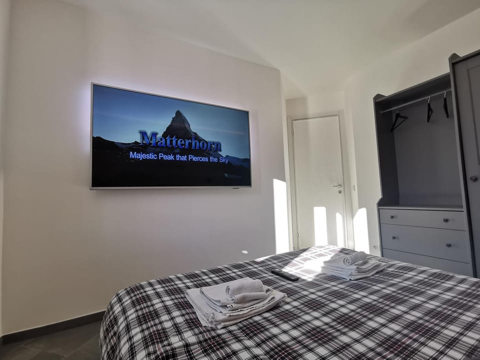Bed, TV and multimedia, Bedroom, wardrobe
