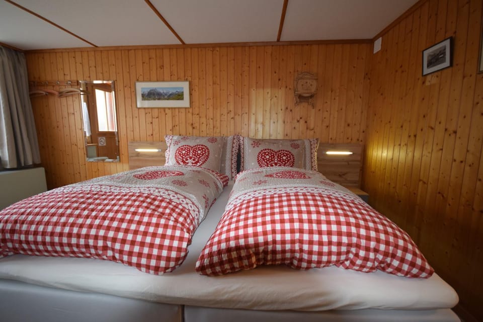 Bed, Photo of the whole room, Decorative detail, Decorative detail