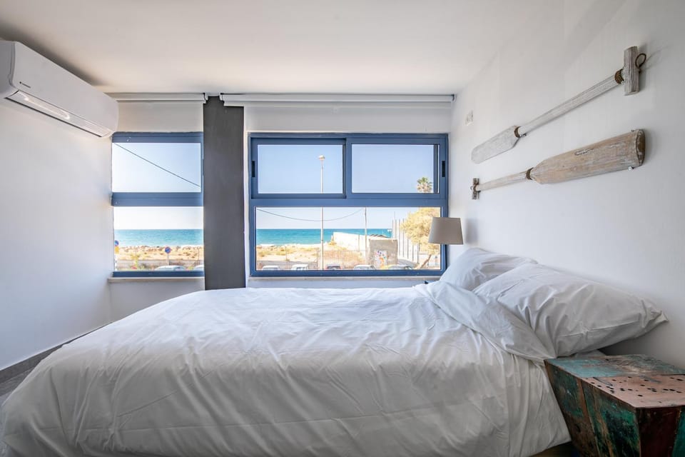 Bed, Natural landscape, Photo of the whole room, Bedroom, Sea view, air conditioner