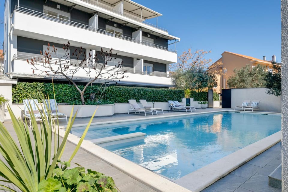 Property building, Swimming pool, sunbed