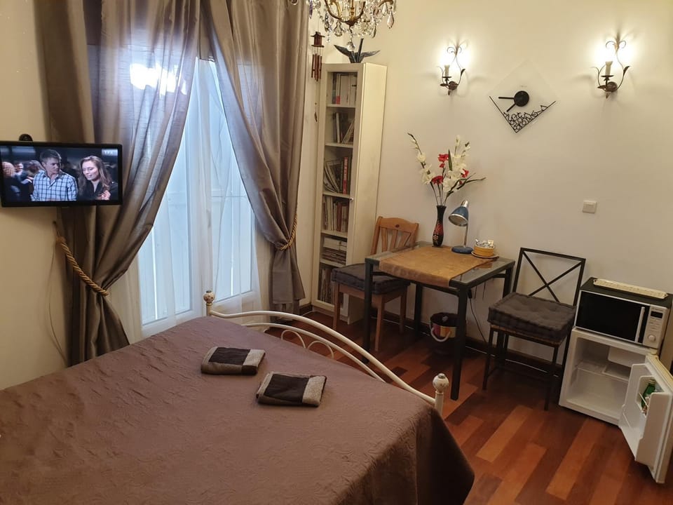 Bed, Library, TV and multimedia, Other, Photo of the whole room, Decorative detail, Bedroom, Entertainment