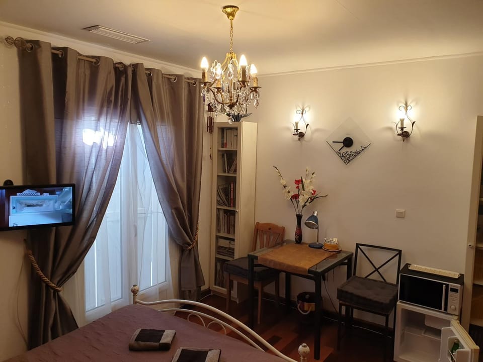 Library, Nightclub / DJ, TV and multimedia, Seating area, Dining area