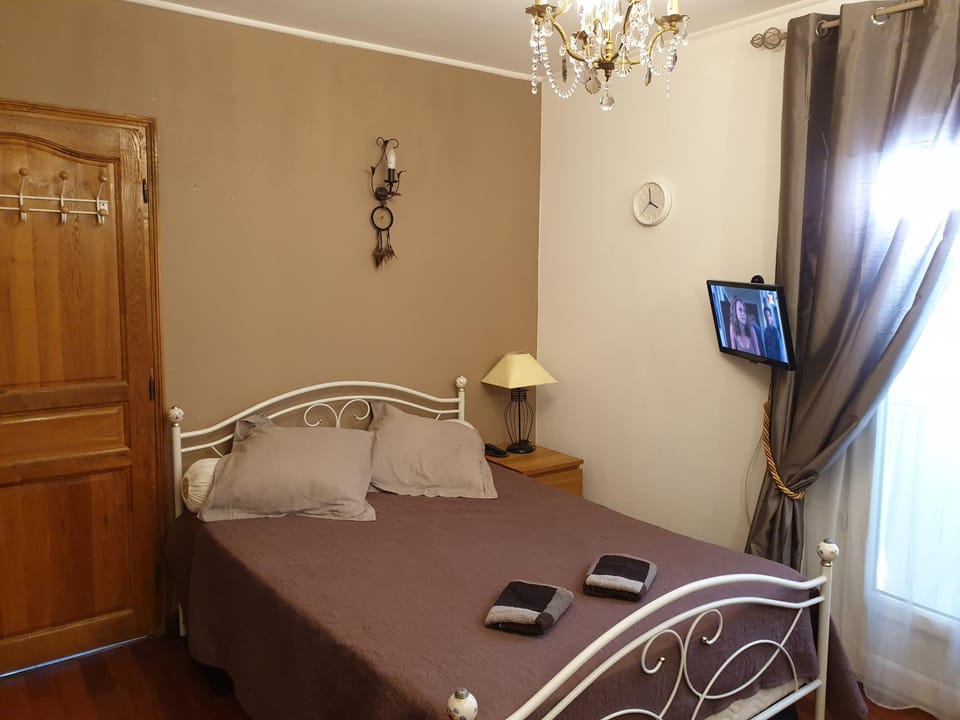 Bed, TV and multimedia, Photo of the whole room, Decorative detail, Decorative detail, Bedroom