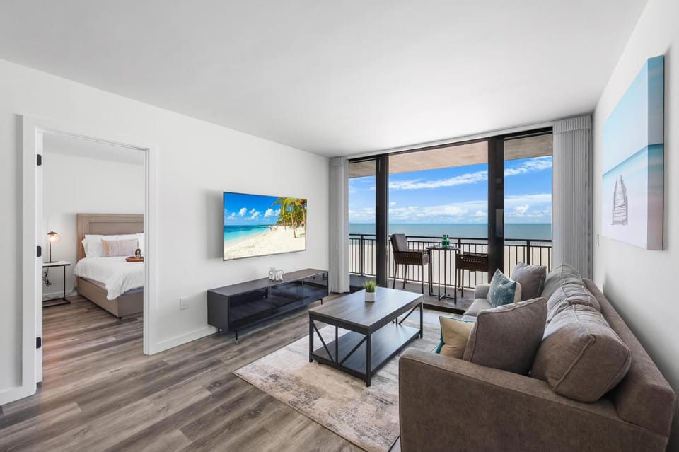 Modern 11th floor beachfront condo with views/pool House in Marco Island