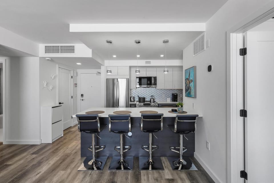 Modern 11th floor beachfront condo with views/pool House in Marco Island