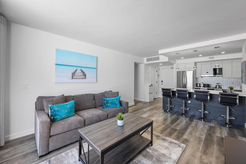 Modern 11th floor beachfront condo with views/pool House in Marco Island