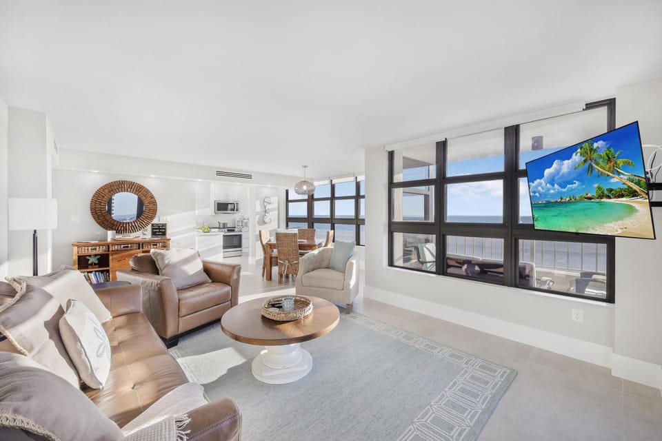 Beachfront condo with panoramic ocean views and pool House in Marco Island